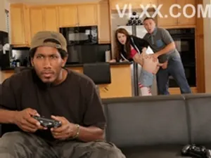 Em học sinh tò mò trước căn hộ bốc mùi cạnh bên nhận cái kết đáng thương