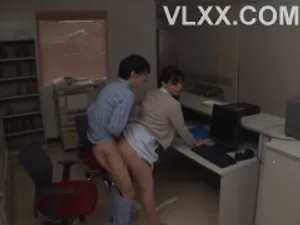 Em gái mới có hình xăm hoa trên cánh tay, đang quan hệ với bạn trai, âm hộ đầy đặn và mềm mại với lông hơi rậm, âm hộ khít với đáy quần bị rách khi mặc tất, xuất tinh quá nhanh và không thỏa mãn