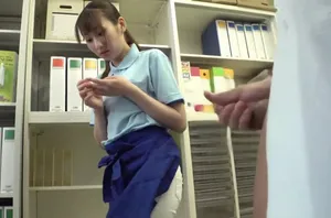 Chịch em thư ký khi chẳng có chuyện gì xảy ra, đầy quyến rũ và gợi cảm, thủ dâm với đạo cụ trên ghế, ngậm sâu con cặc to, ngồi lên trên mà không dùng bao cao su...