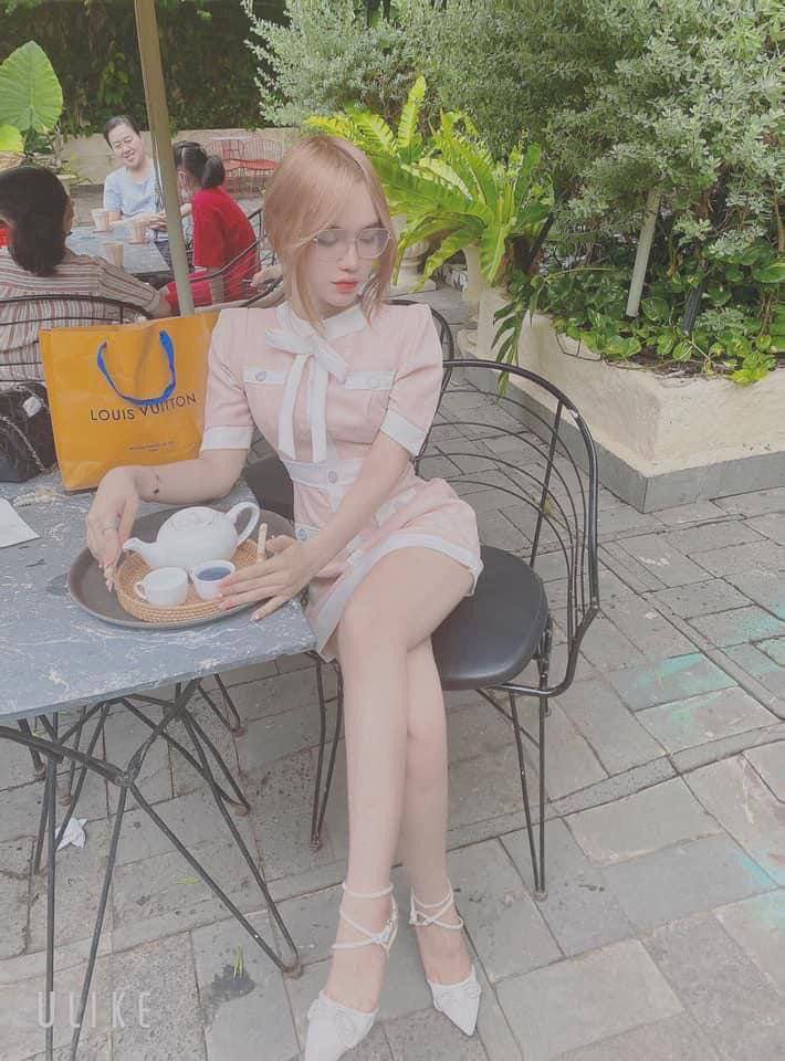 Một cô gái trẻ đẹp ở tiệm làm đẹp đến lấy tinh trùng